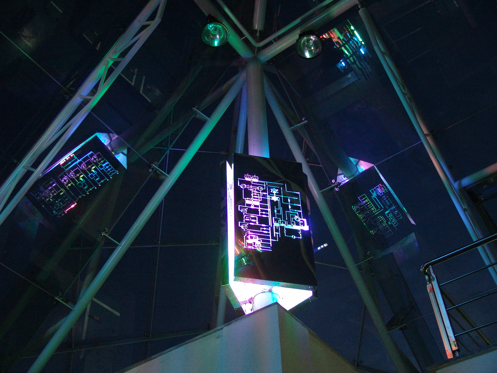 유리 피라미드 기둥에 설치된 변재언의 디지털과 아날로그의 경계 시리즈 전경 2